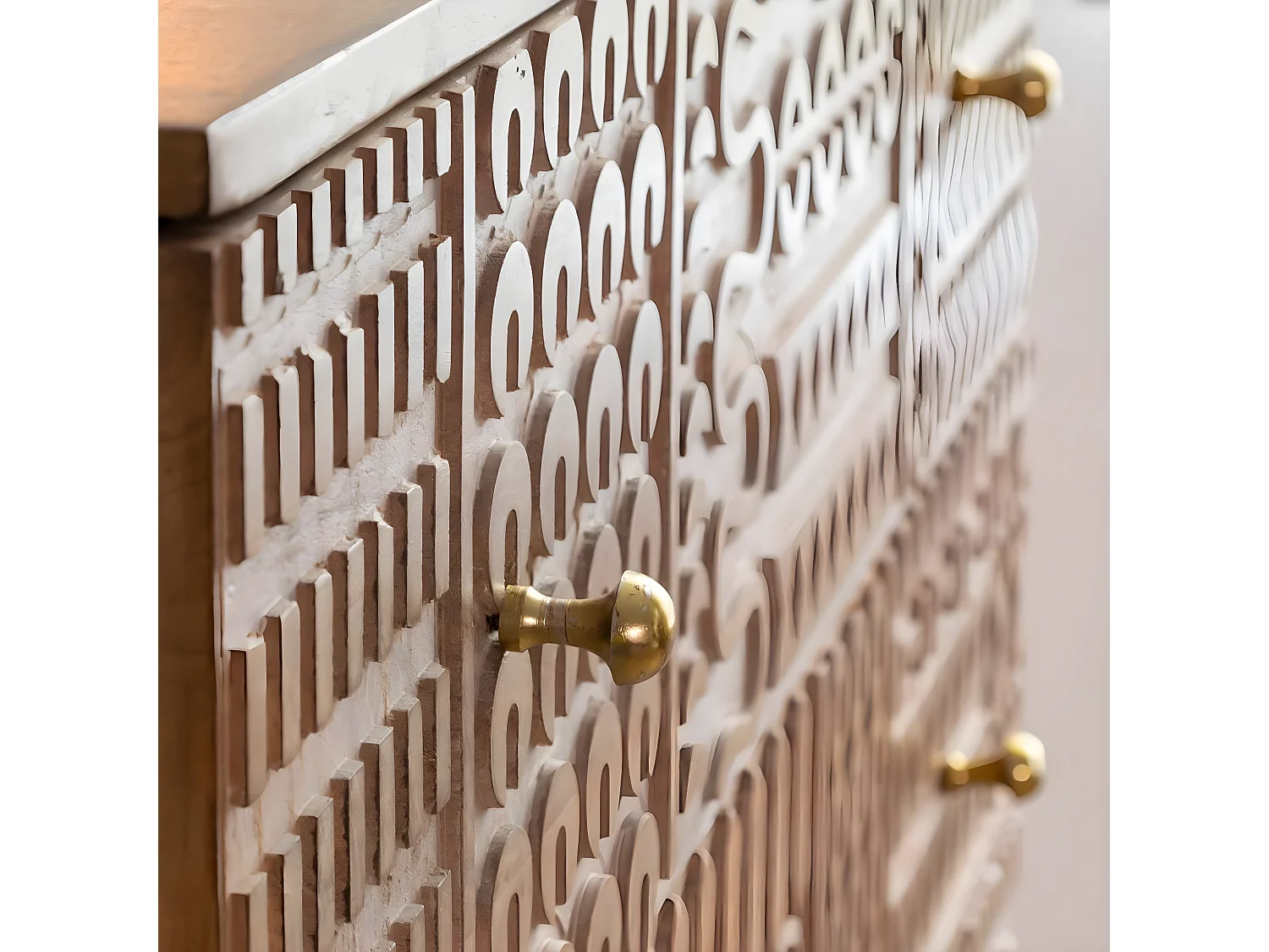 Cómoda de madera de mango tallada Leopold - Mueble atemporal para embellecer tu interior