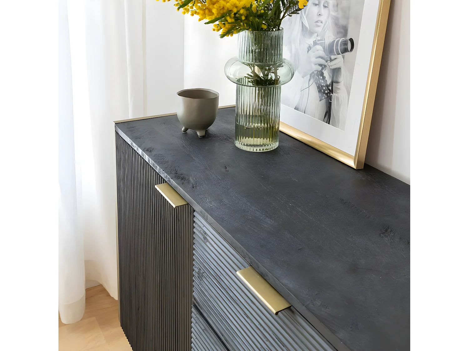 Buffet de madera de mango y metal dorado Ange con muchos compartimentos