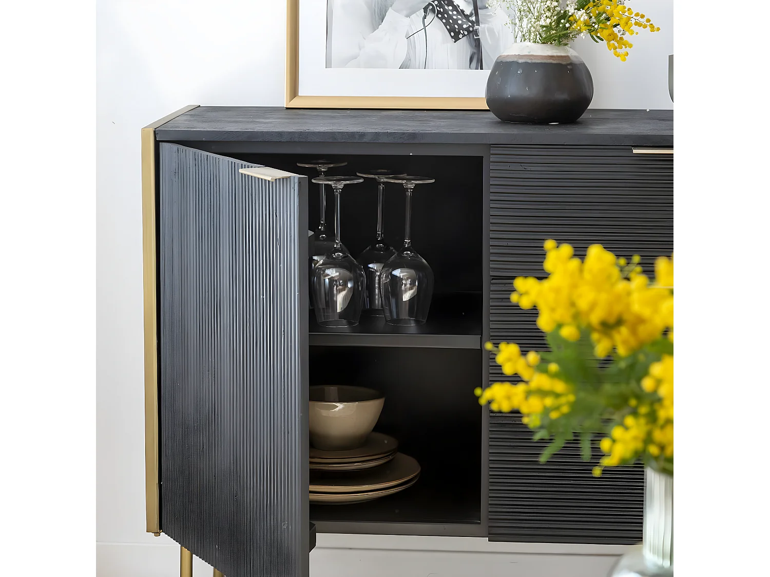 Buffet de madera de mango y metal dorado Ange con muchos compartimentos