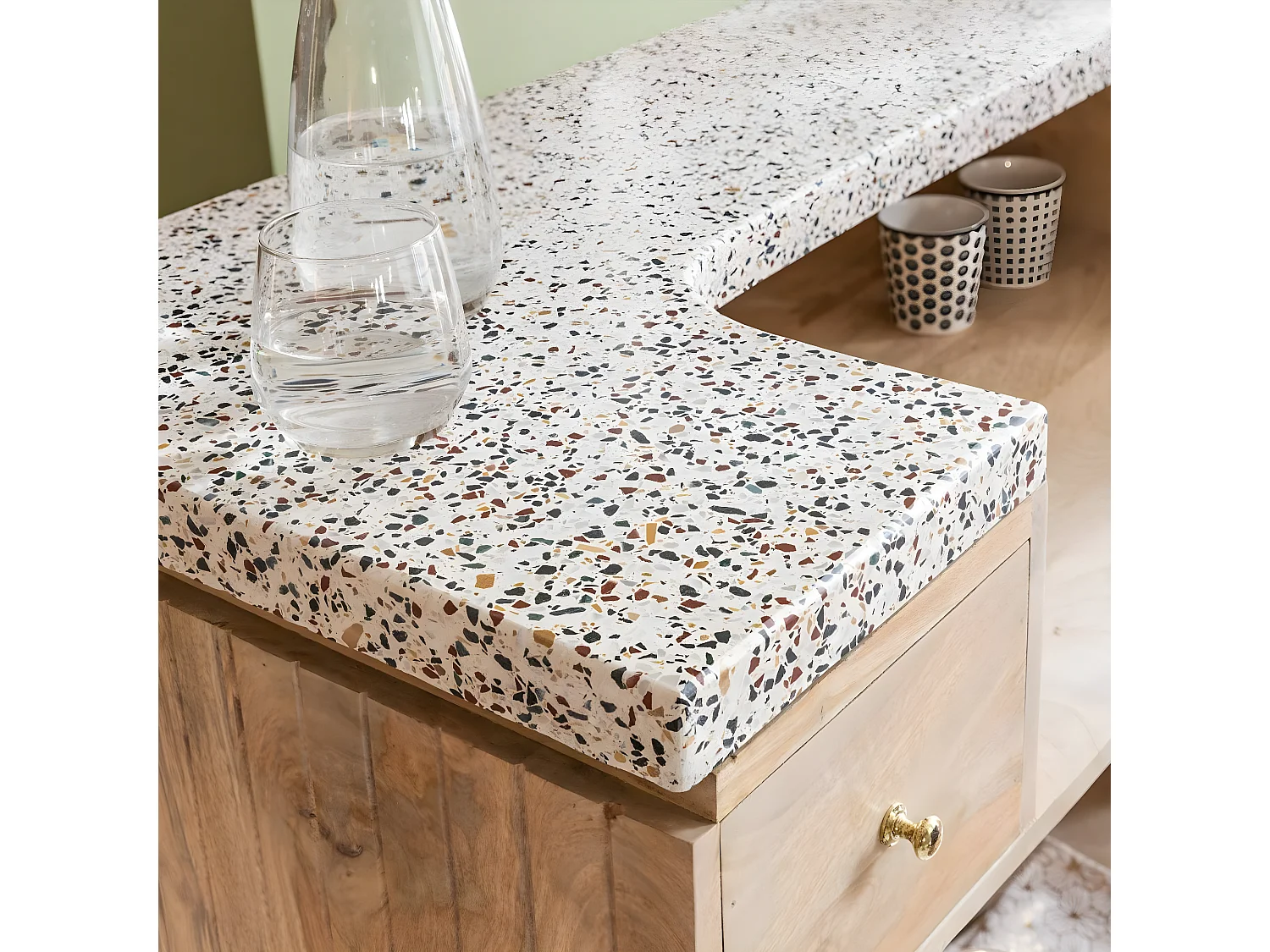 Meuble bar en bois de manguier et terrazzo Lou