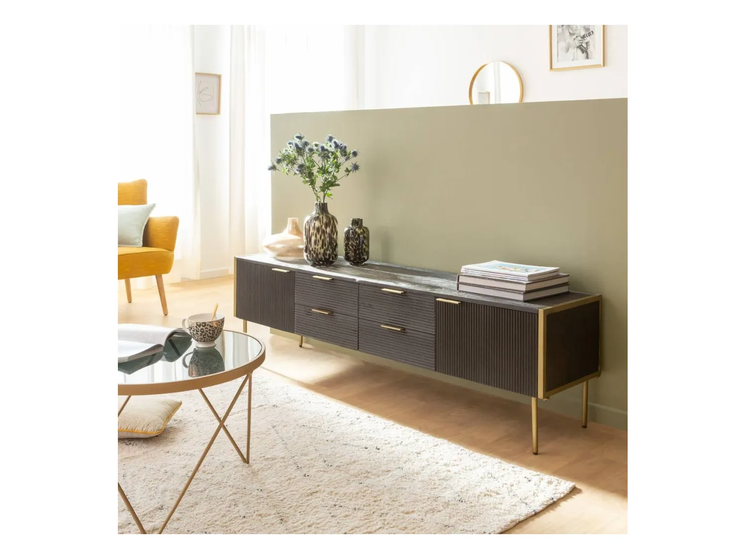 Mueble de TV de madera de mango y metal dorado con almacenamiento