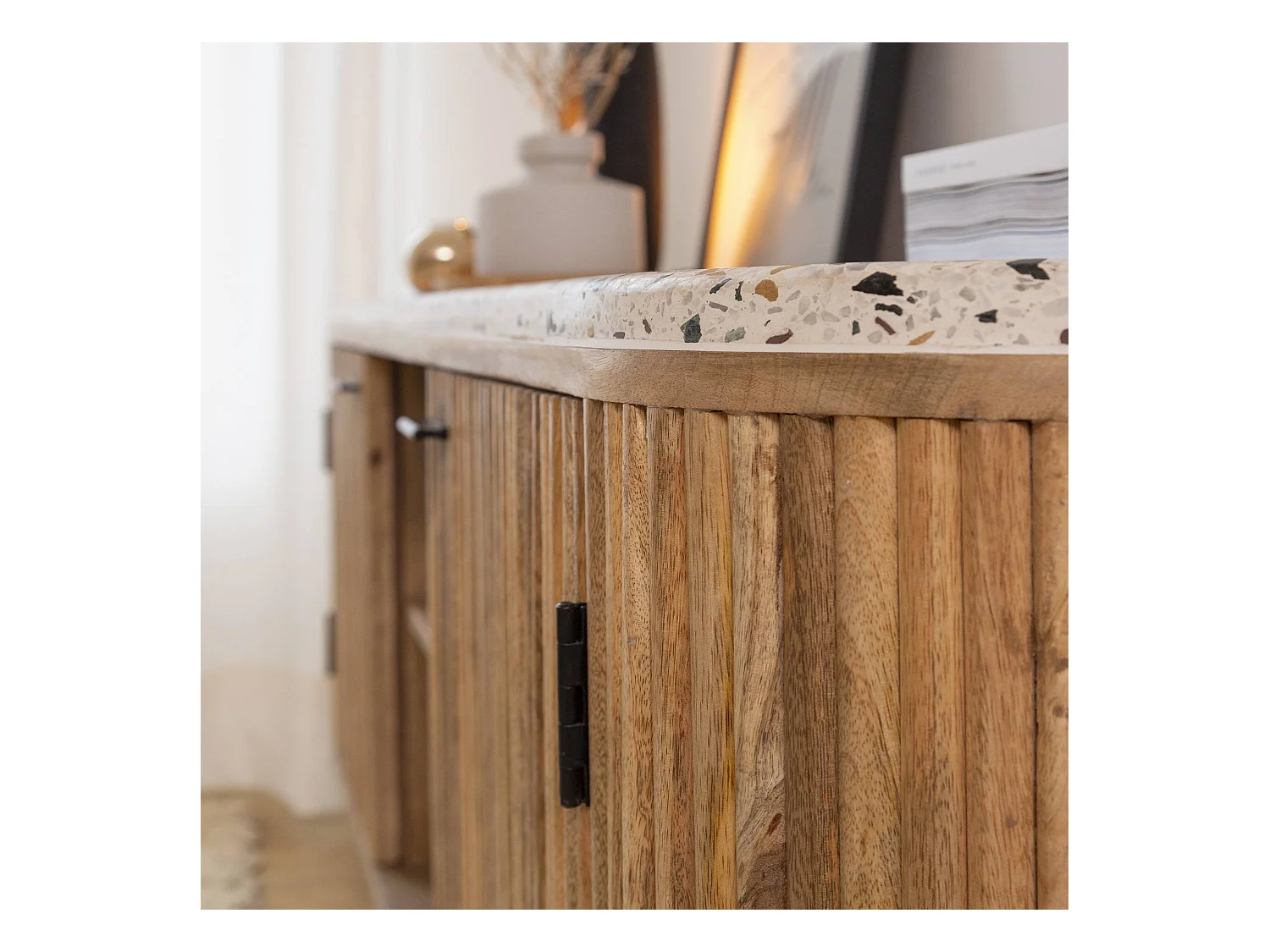 Meuble TV en bois de manguier et terrazzo Ambrine