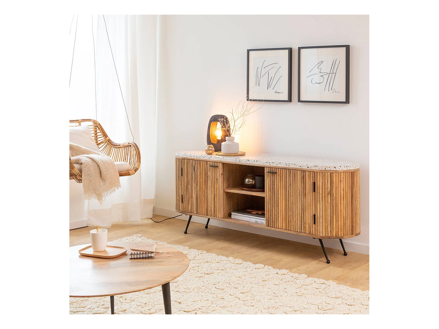 Mueble TV de madera de mango y terrazo Ambrine - Diseño contemporáneo con patas compás y almacenamiento