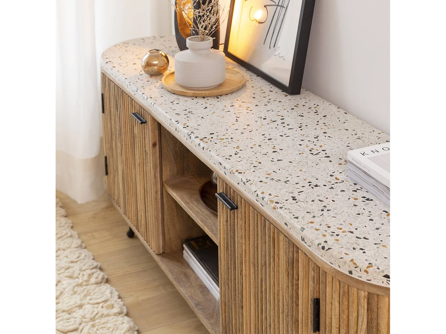 Mueble TV de madera de mango y terrazo Ambrine - Diseño contemporáneo con patas compás y almacenamiento