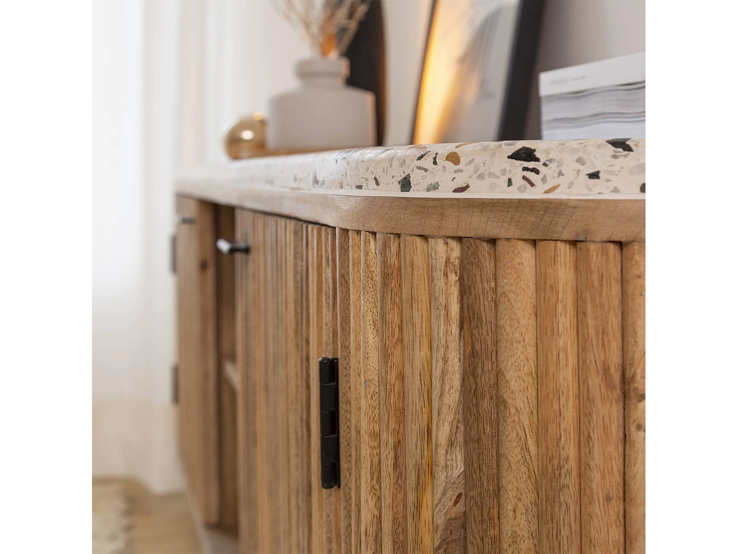 Mueble TV de madera de mango y terrazo Ambrine - Diseño contemporáneo con patas compás y almacenamiento