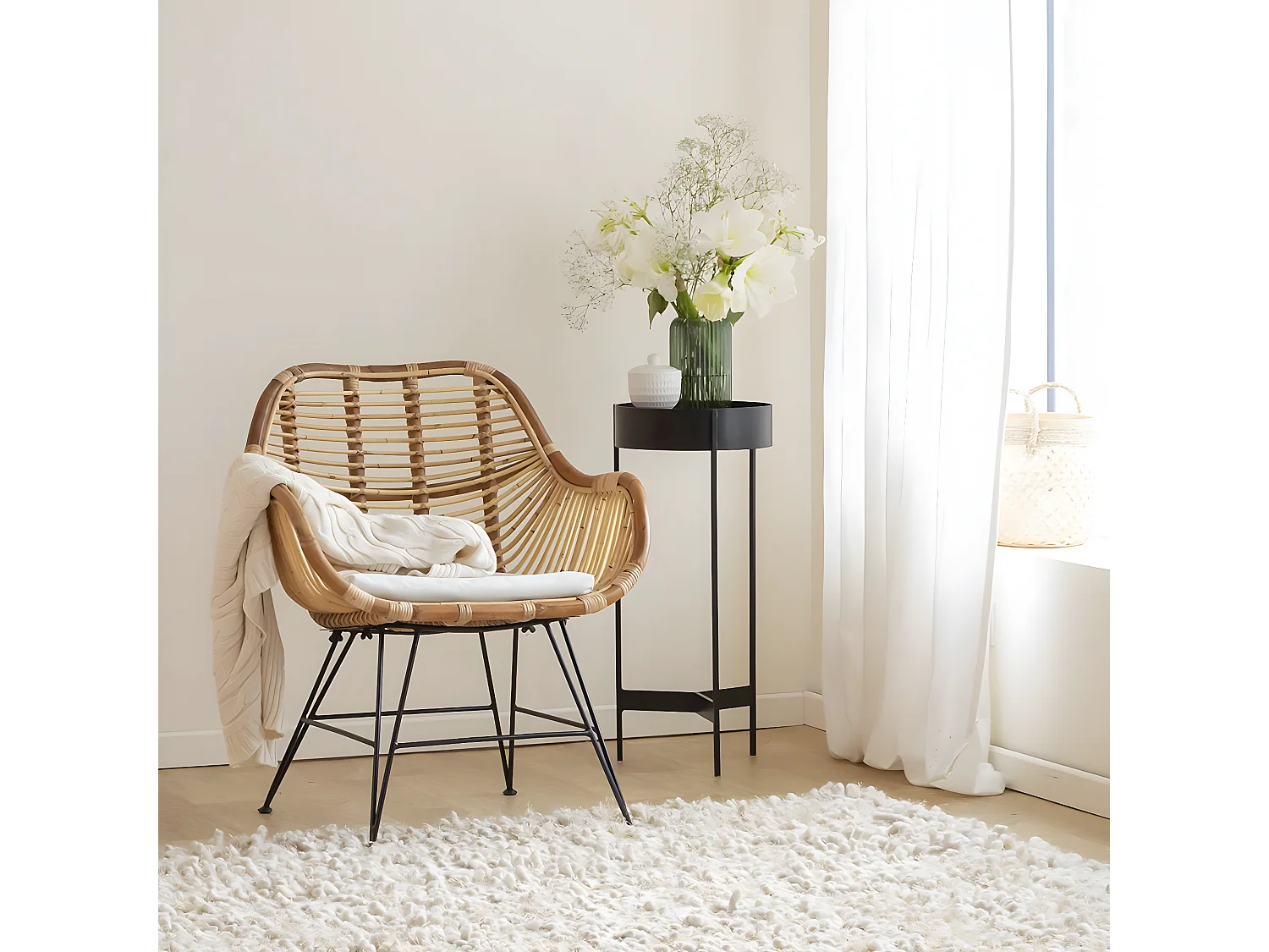 Sillón de mimbre con patas de compás para una comodidad óptima