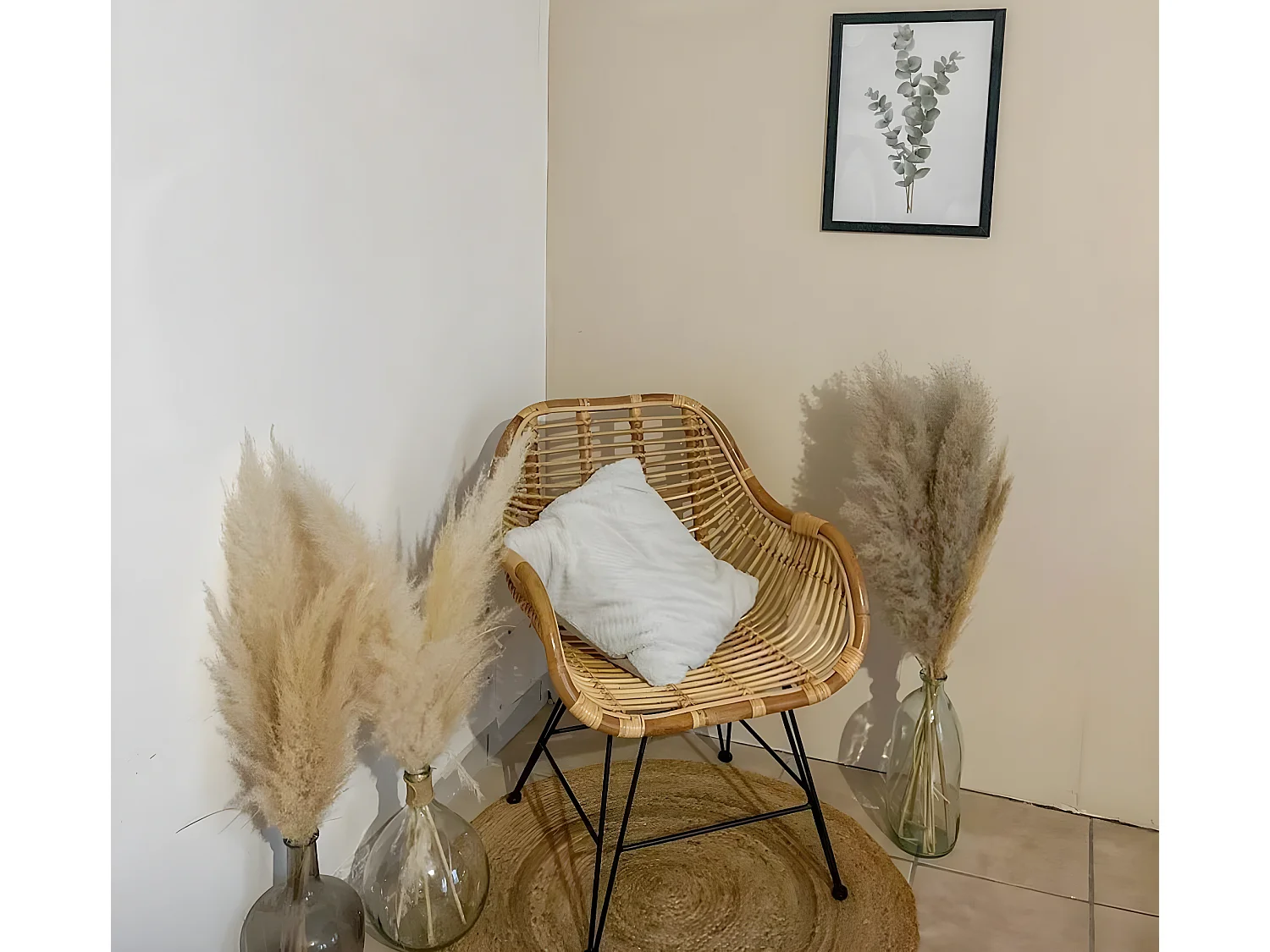 Sillón de mimbre con patas de compás para una comodidad óptima