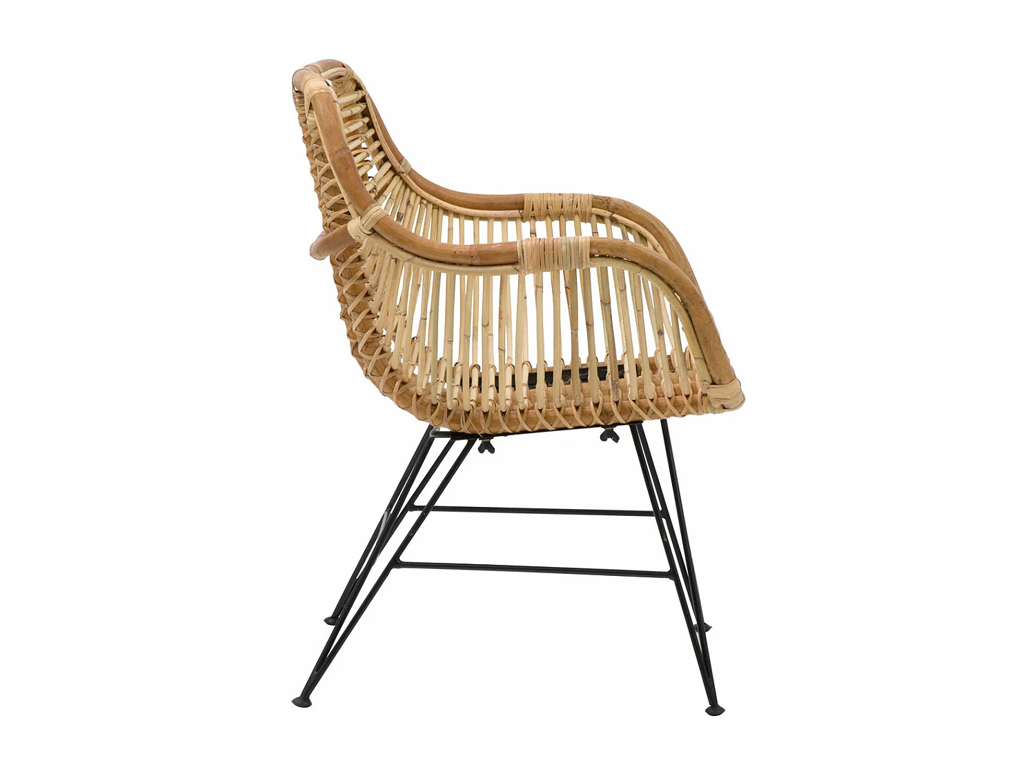 Sillón de mimbre con patas de compás para una comodidad óptima