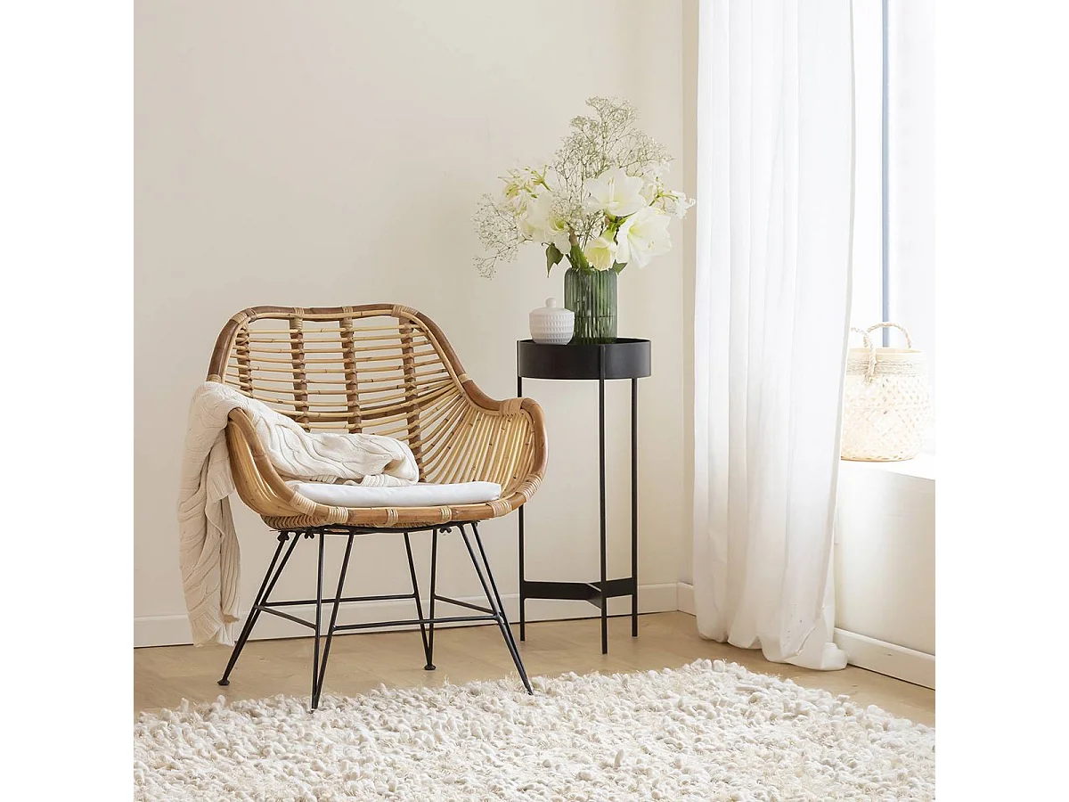 Sillón de mimbre con patas de compás para una comodidad óptima
