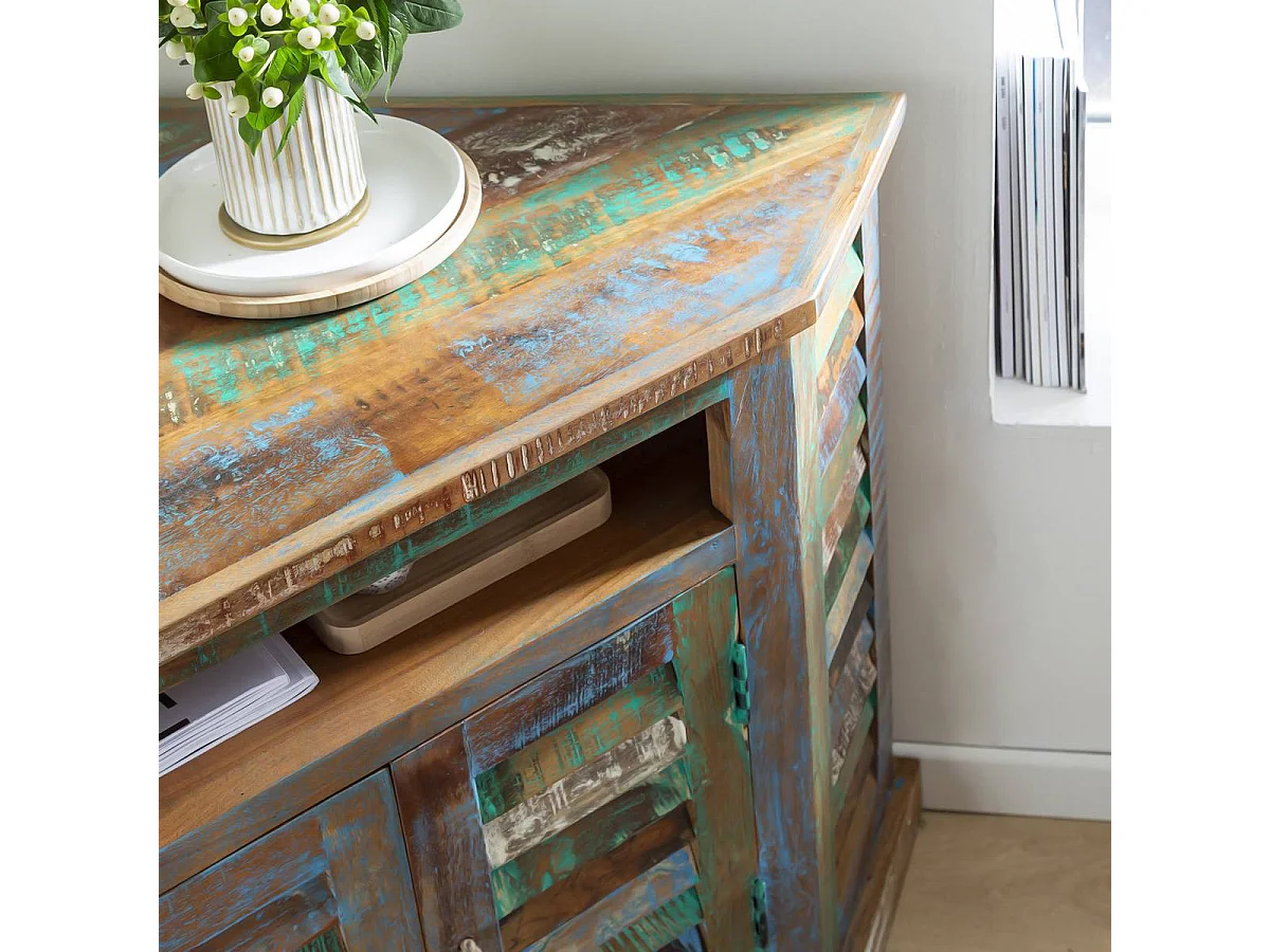 Buffet de esquina de madera reciclada Ethnik multicolor con puertas persianas y tiradores de cuerda