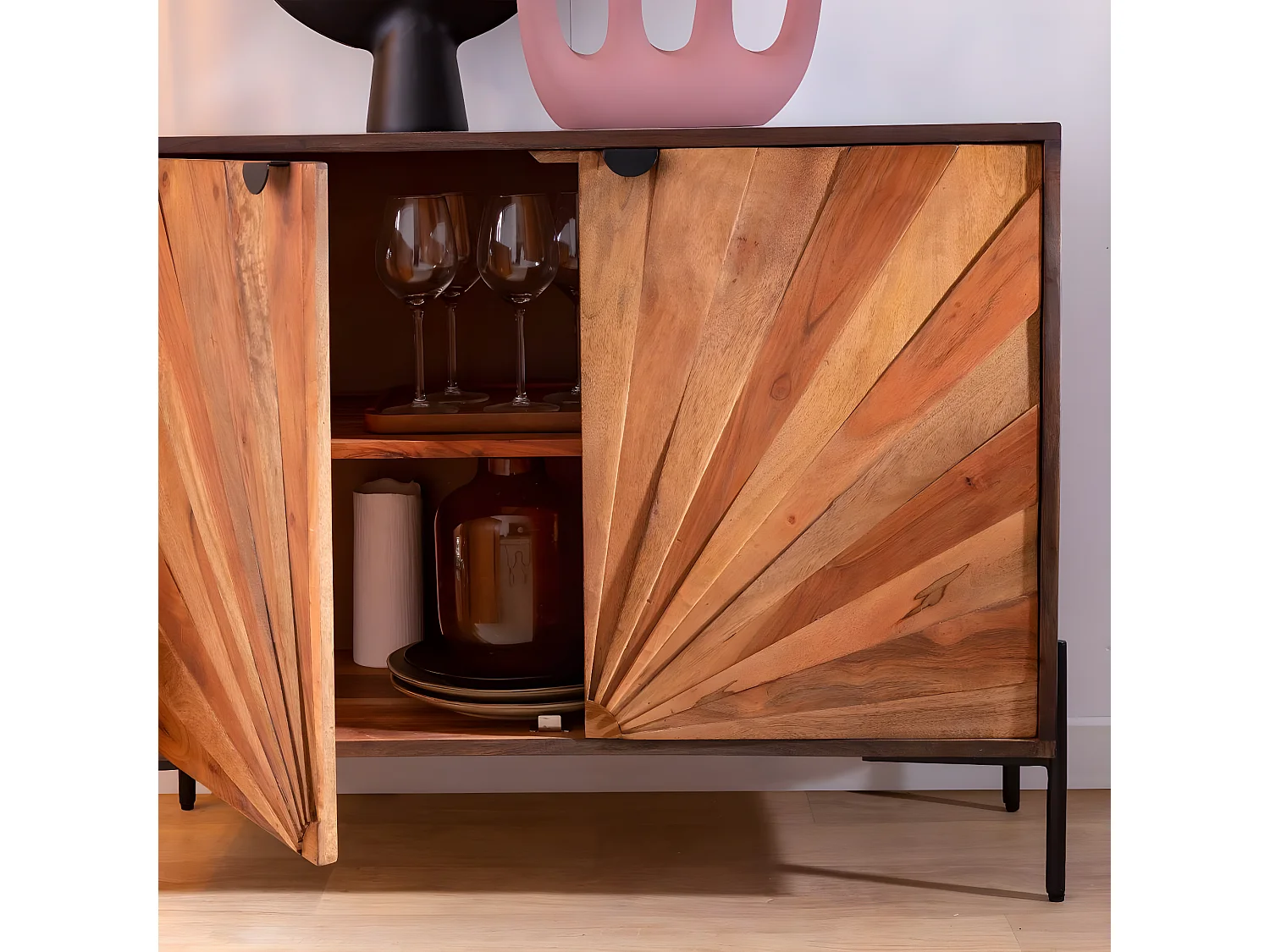 Pequeño buffet rústico de madera de acacia Elvira con apertura abatible