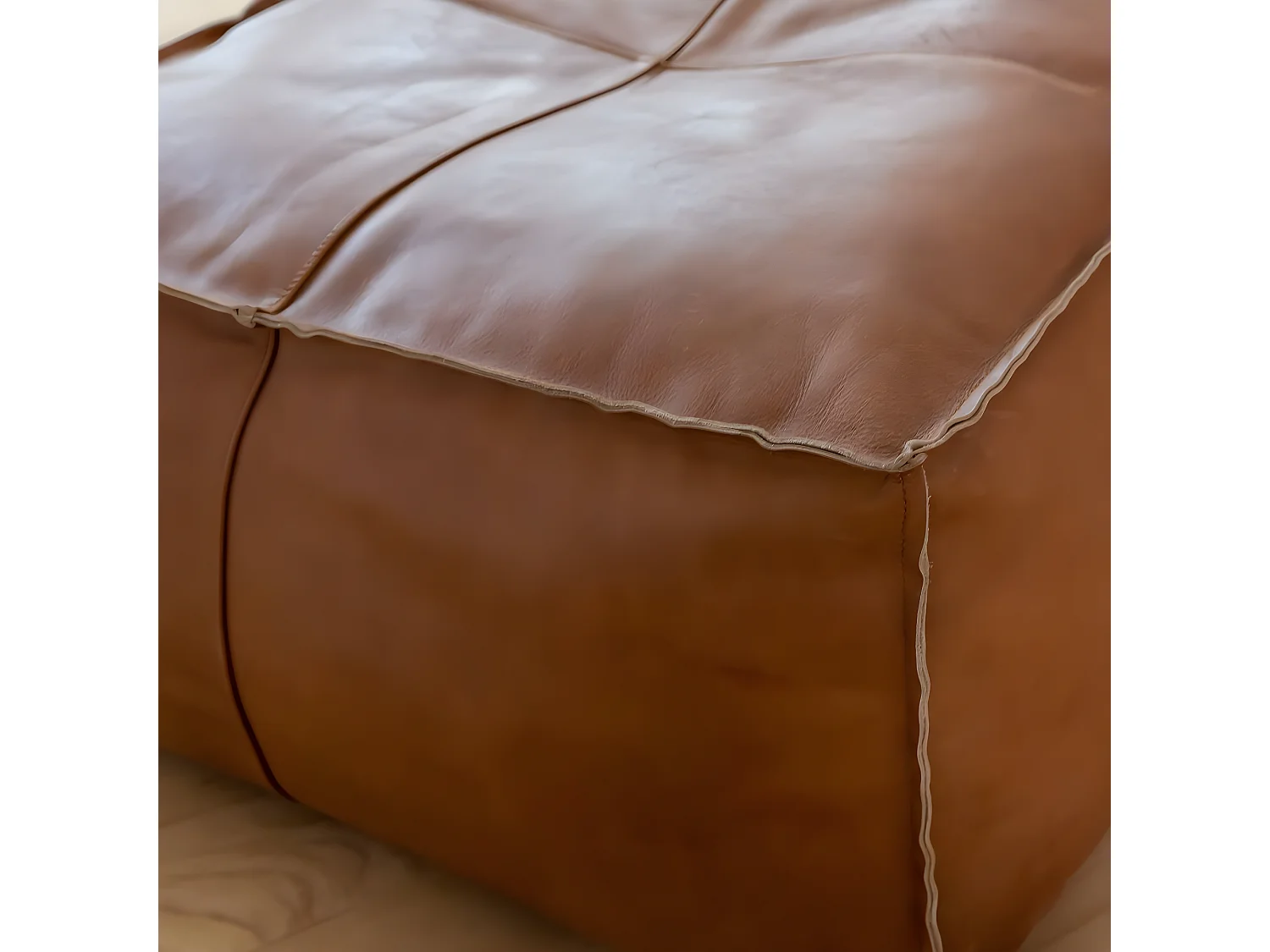 Pouf en cuir petit modèle Mina