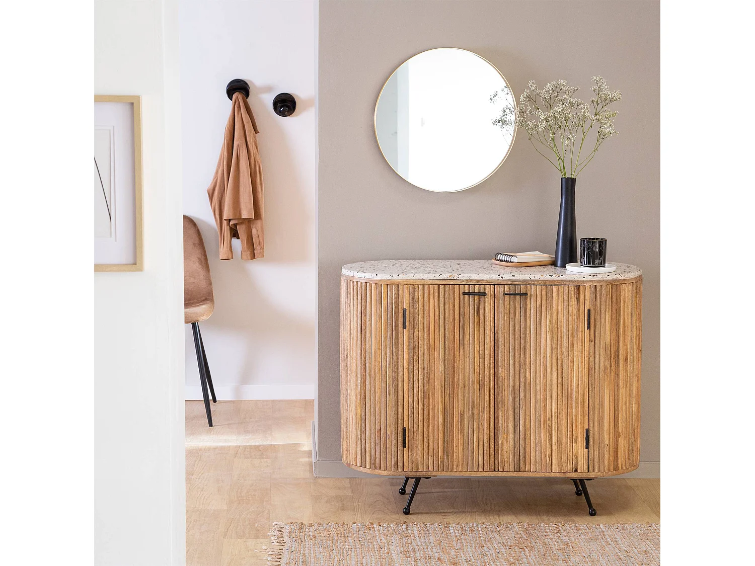 Pequeño buffet de madera de mango y terrazo Ambrine esculpido y redondeado