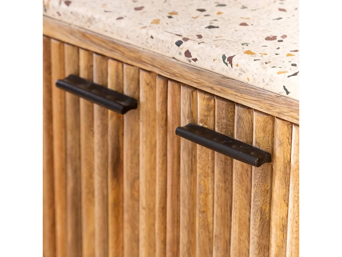 Pequeño buffet de madera de mango y terrazo Ambrine esculpido y redondeado