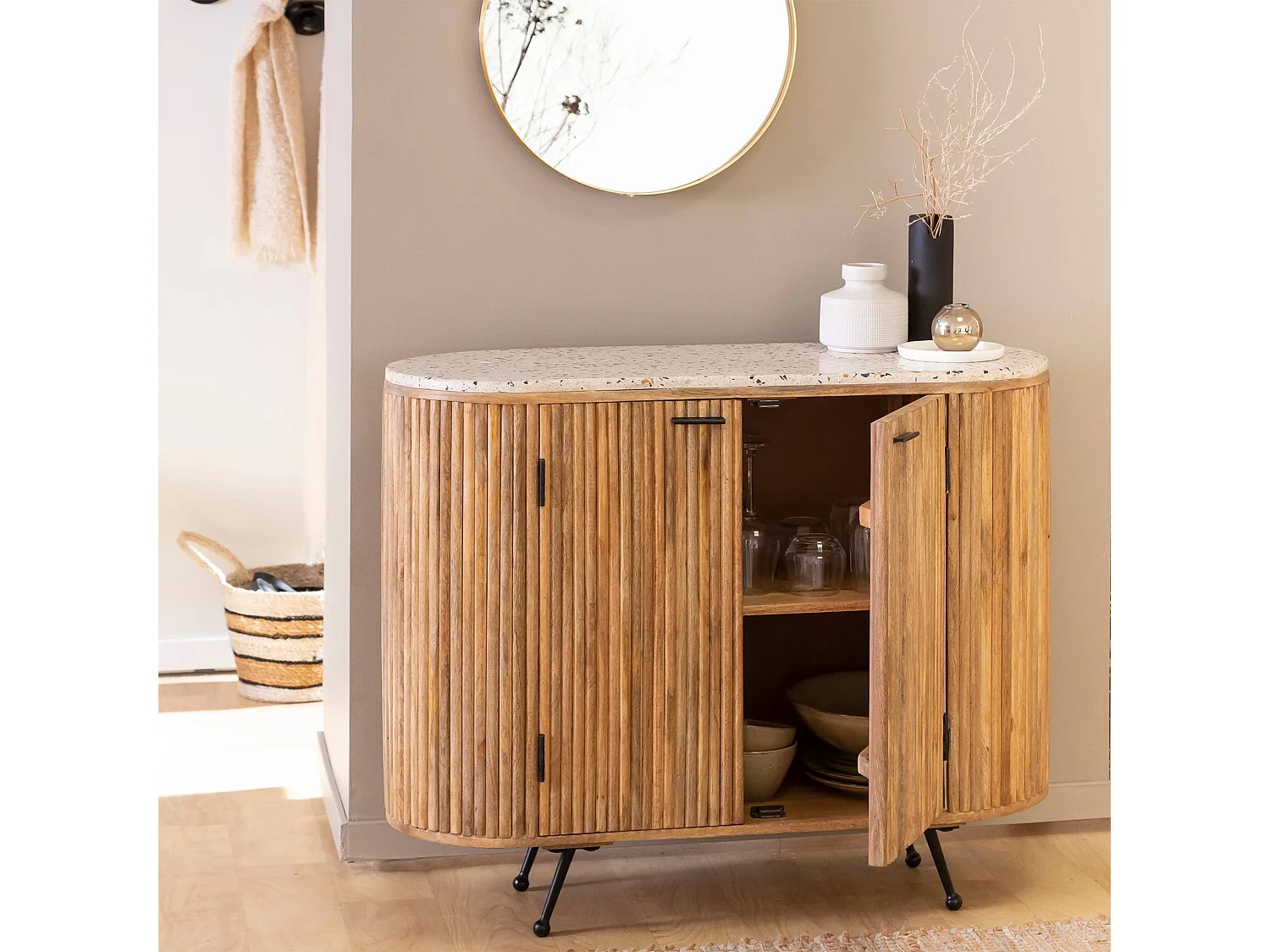 Pequeño buffet de madera de mango y terrazo Ambrine esculpido y redondeado