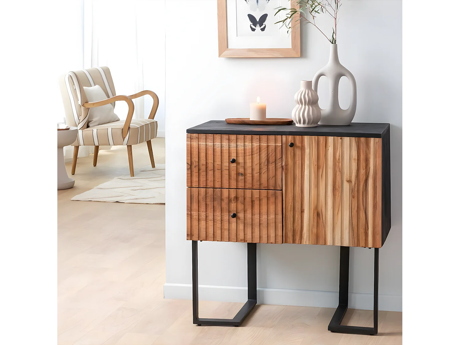 Buffet alto de madera de acacia y metal negro Pippa - Estilo industrial práctico y elegante