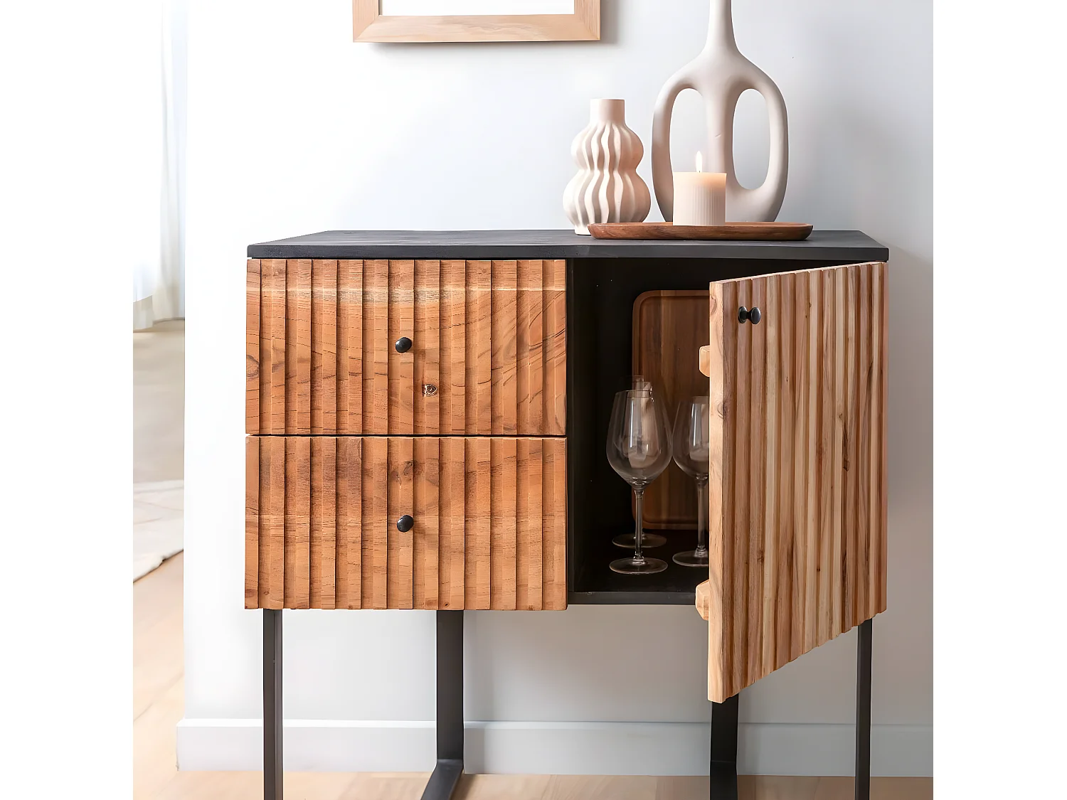 Buffet alto de madera de acacia y metal negro Pippa - Estilo industrial práctico y elegante