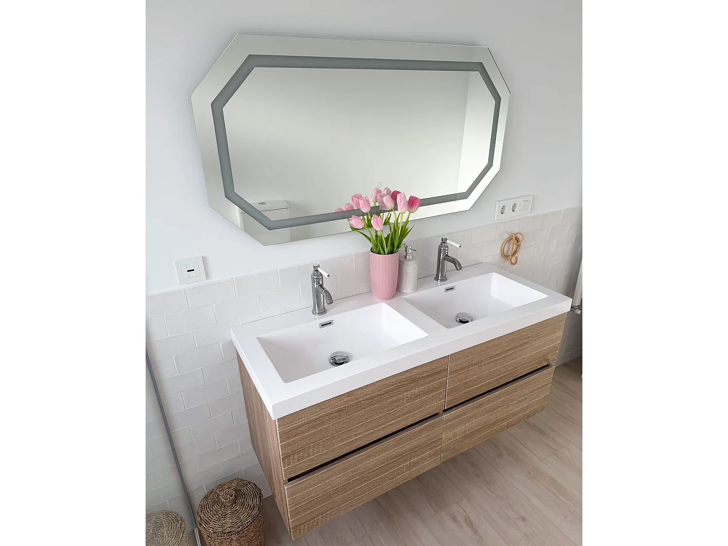 Specchio da bagno con luce LED LOCMARIAQUER 120 cm 60 cm Argento