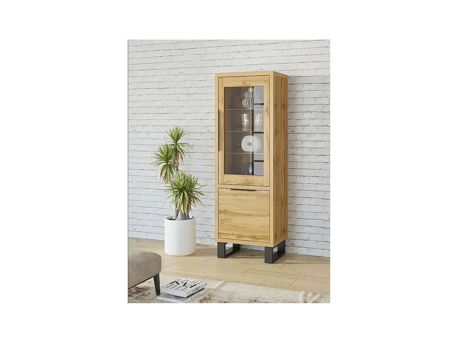 Vitrine na cor carvalho da coleção MILO. Acabamento em preto. Móvel ideal para a sua sala de jantar.