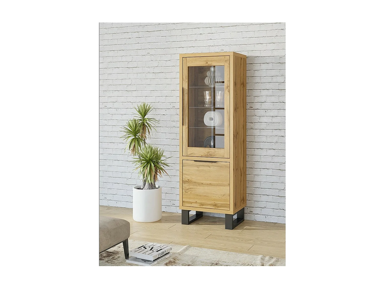 Vetrina color rovere collezione MILO. Finiture nere. Mobile ideale per la tua sala da pranzo.