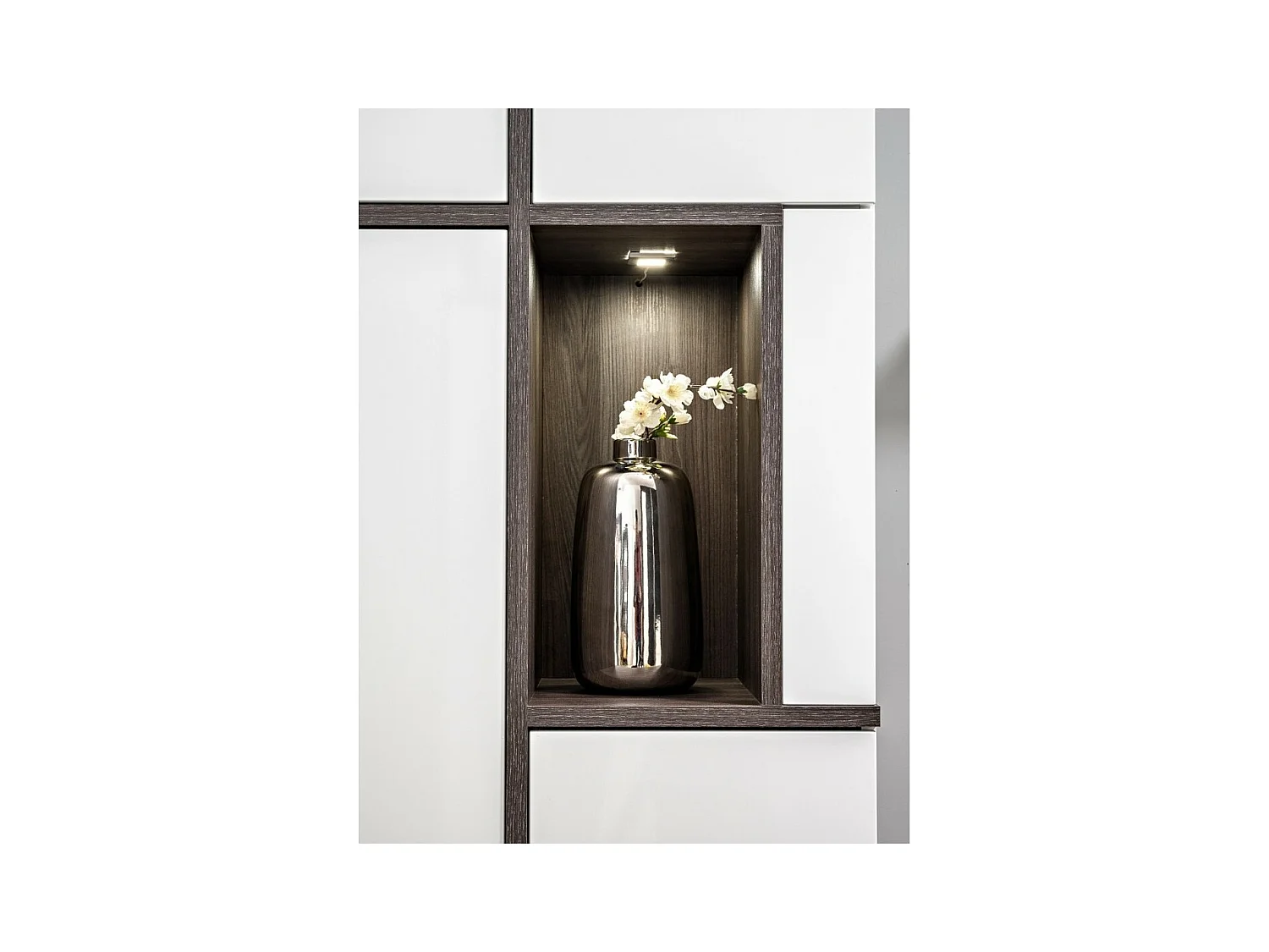 Schaufensterkollektion CRISS + LED. Dekoratives, modernes und stylisches Möbelstück für Ihr Wohnzimmer.