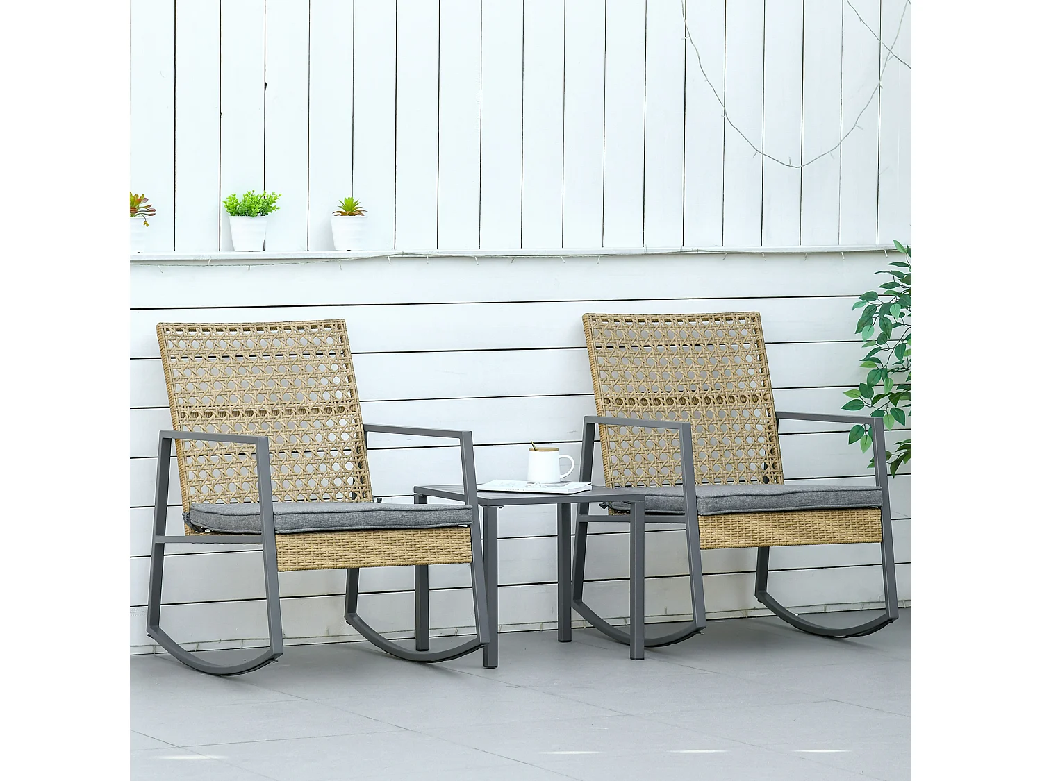 Ensemble de jardin 3 pièces style colonial 2 fauteuils à bascule avec coussins assise gris table basse métal époxy résine tressée beige