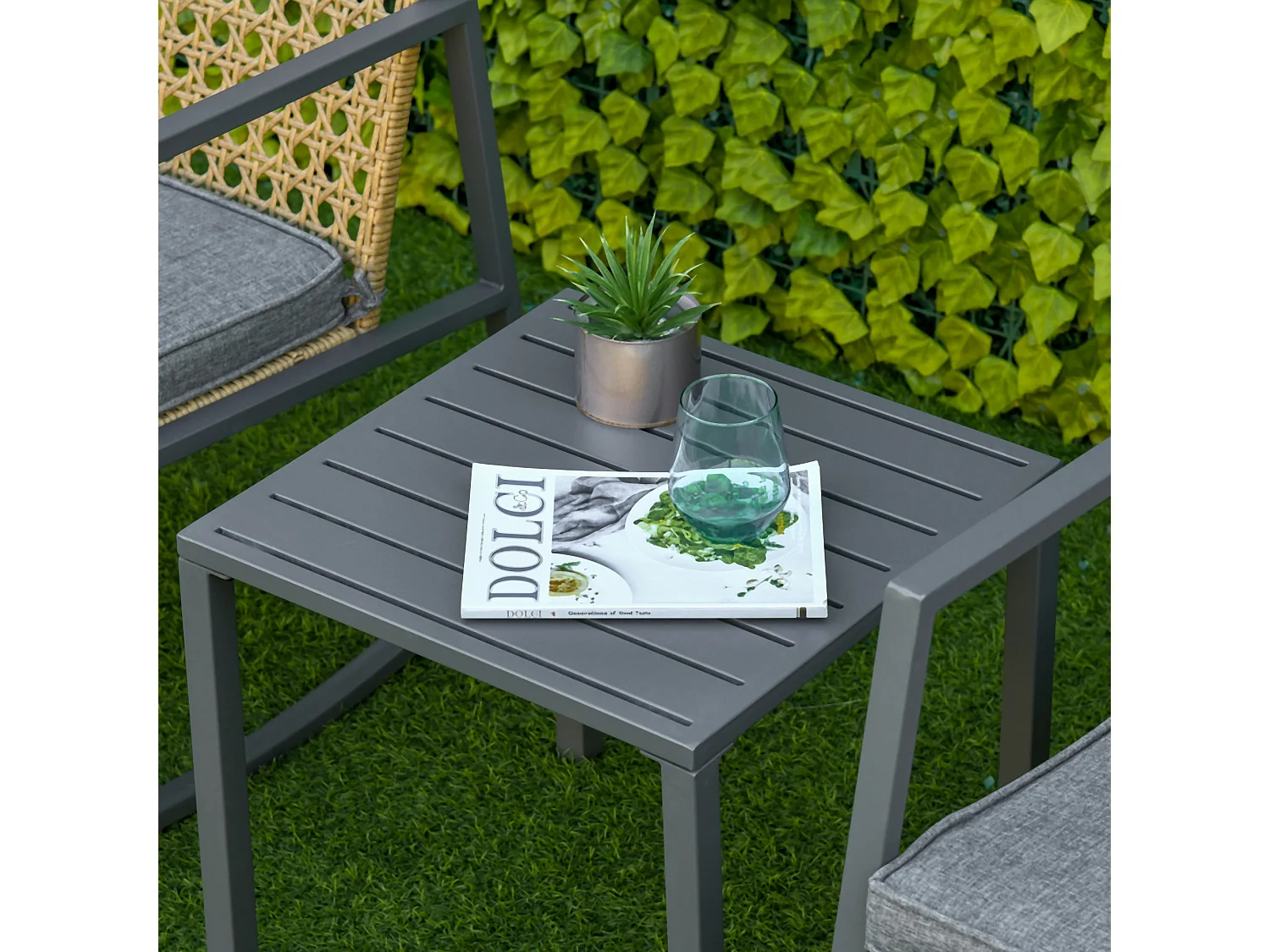 Ensemble de jardin 3 pièces style colonial 2 fauteuils à bascule avec coussins assise gris table basse métal époxy résine tressée beige