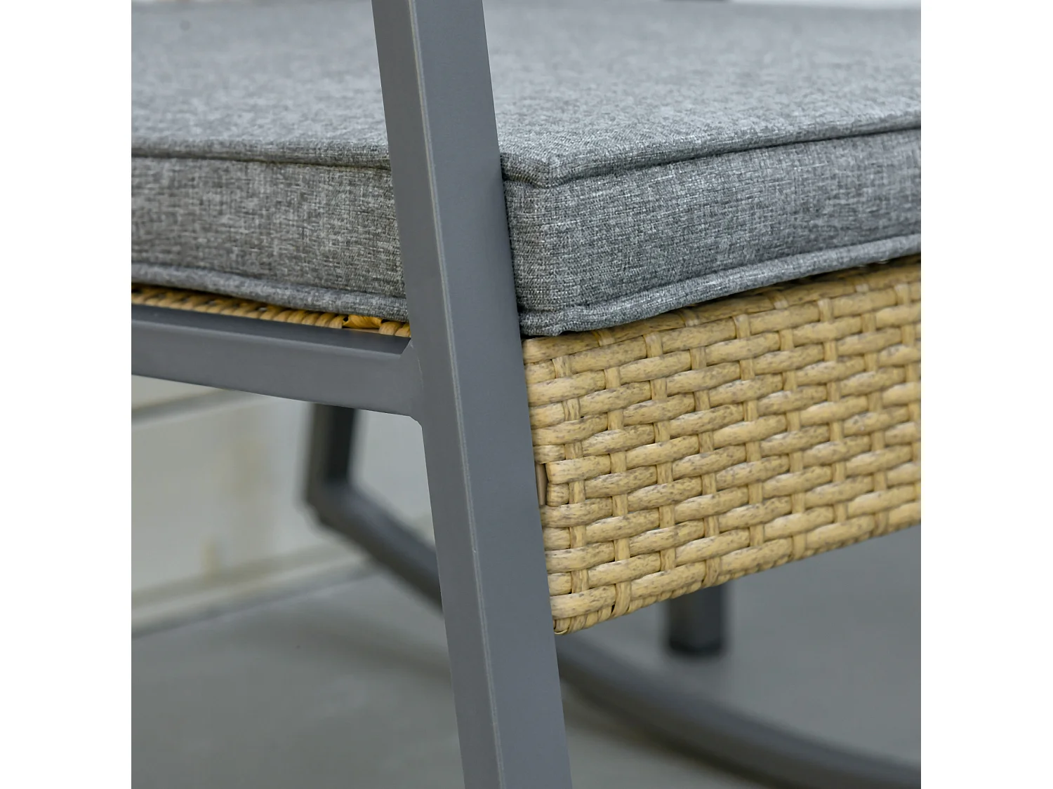 Ensemble de jardin 3 pièces style colonial 2 fauteuils à bascule avec coussins assise gris table basse métal époxy résine tressée beige