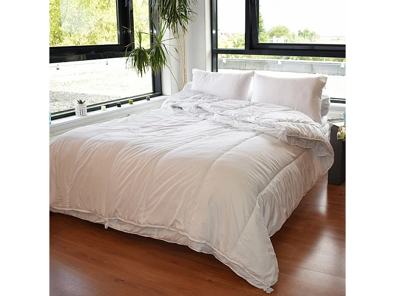 Couette toutes saisons microfibre 200 x 200 cm pour lit 90 à 120 x 190 cm