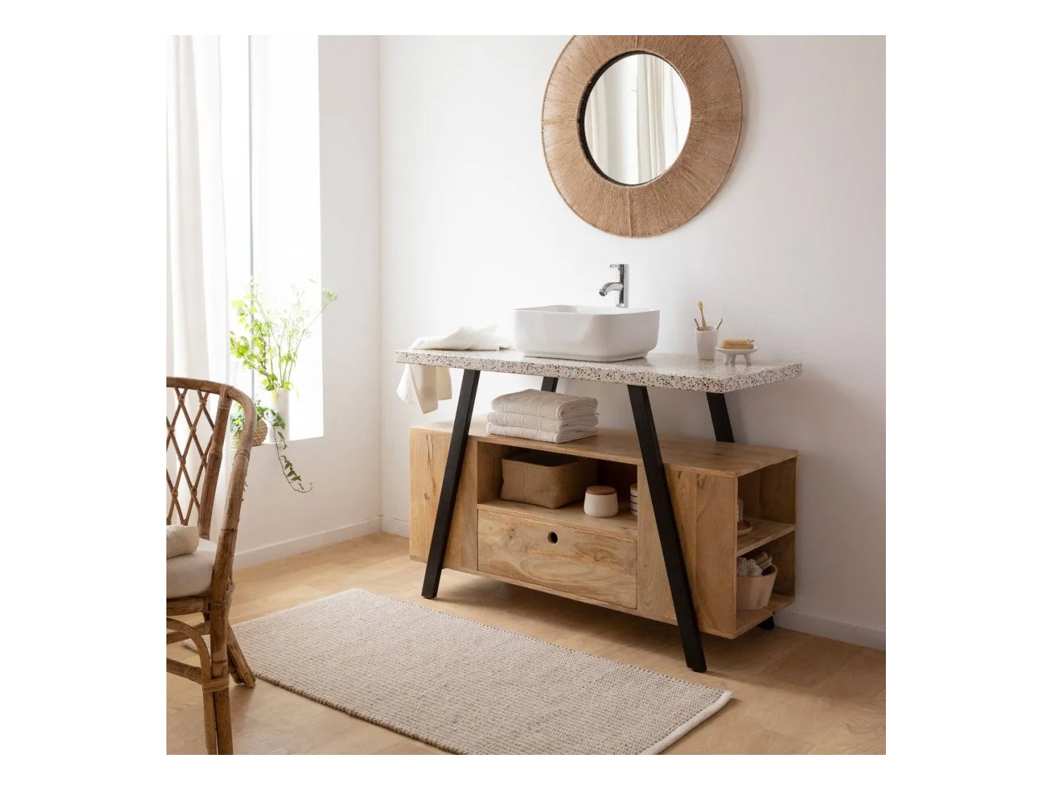 Meuble sous vasque en bois de manguier, métal et terrazzo Sandro