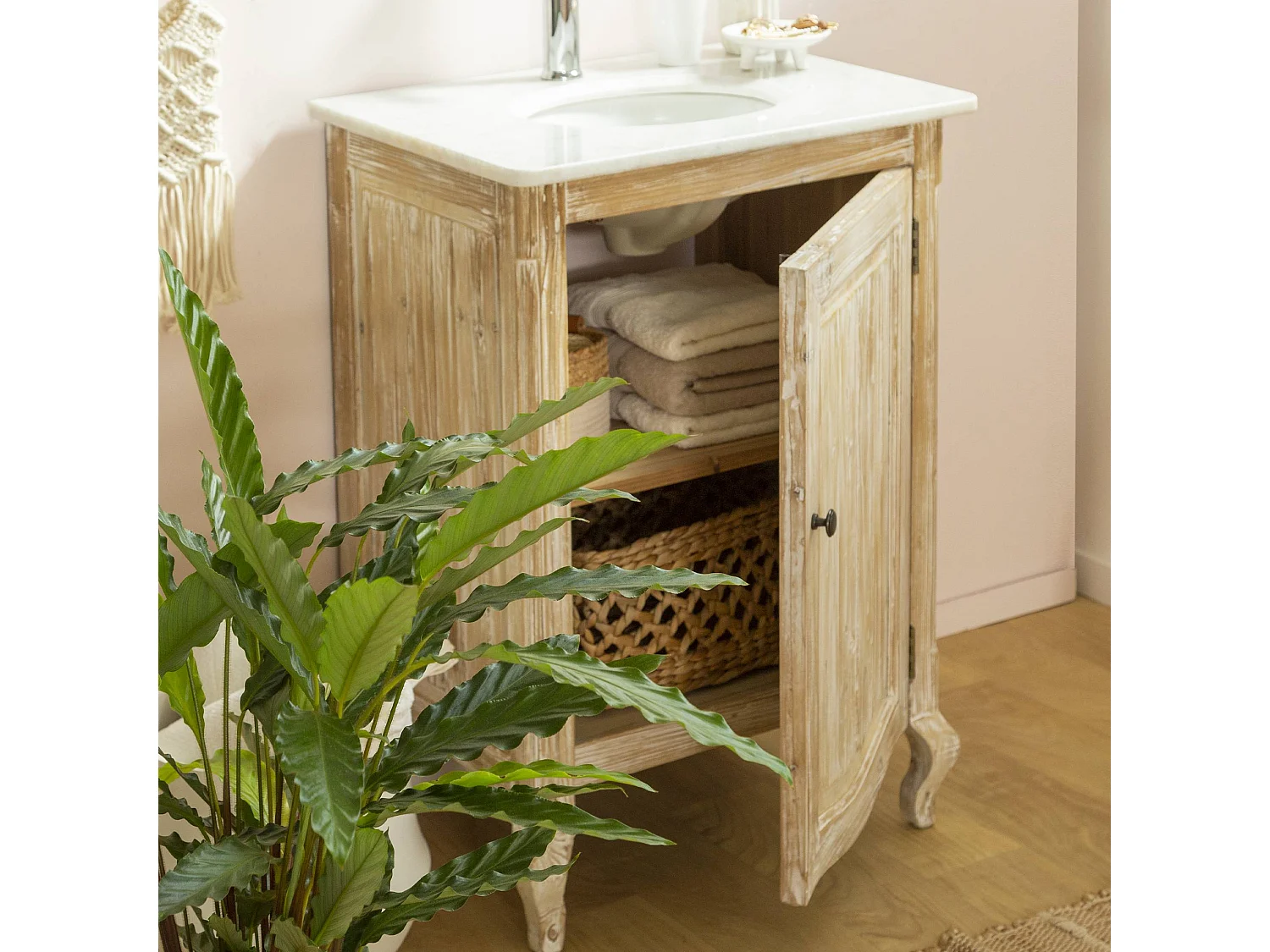 Mueble bajo lavabo de pino reciclado blanqueado y mármol blanco Gemma con almacenamiento