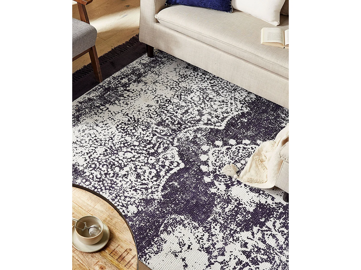 Teppich Viskose violett / weiss 140 x 200 cm orientalisches Muster Kurzflor AKARSU