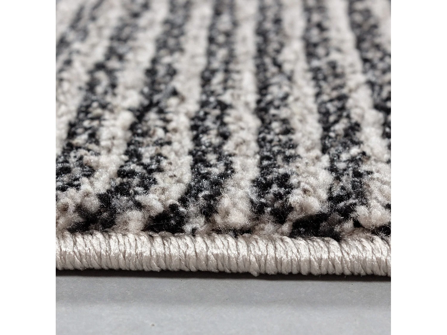 JELA - Tapis Berbère laineux - Noir & Beige 140 x 200 cm