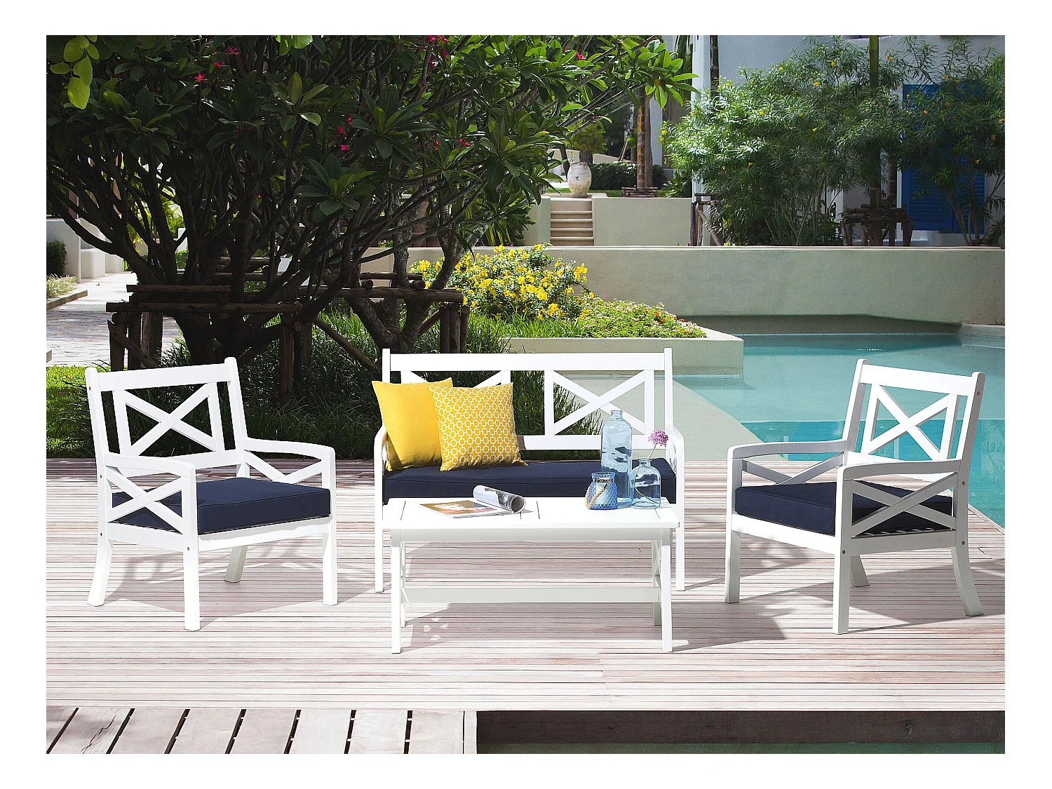 Rustikalischer Gartenstuhl Akazienholz weiß Sitzkissen in Marineblau Baltic