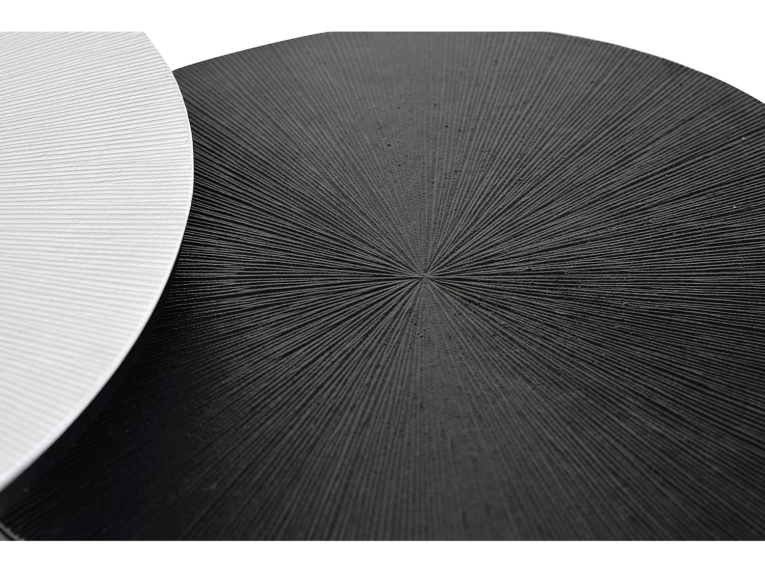 Kavel van 2 tafelonderstellen met structuur en metalen platen