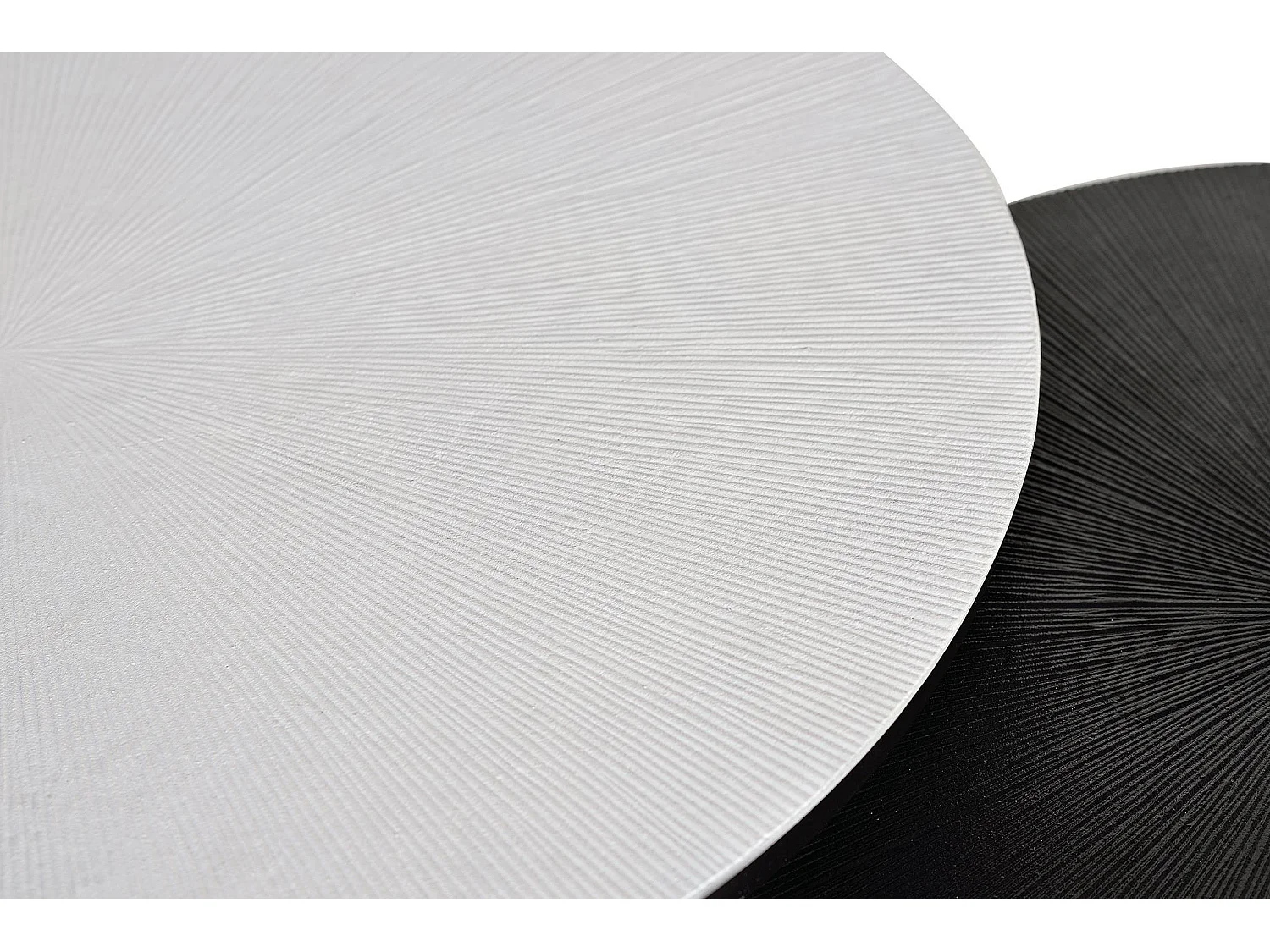 Kavel van 2 tafelonderstellen met structuur en metalen platen