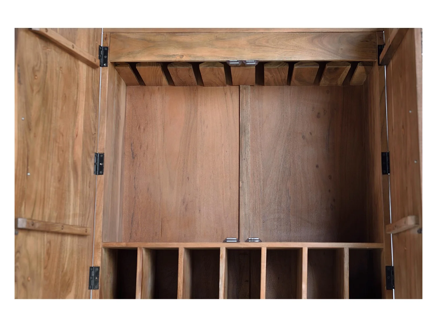 Mueble botellero detalles en negro a mano. Marrón.Giner y Colomer 160x40x100