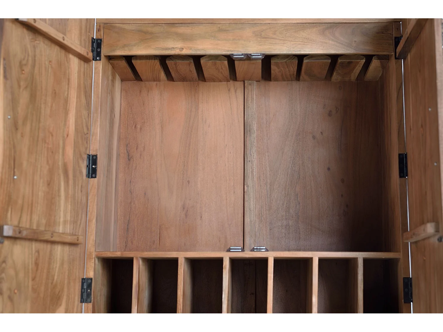 Armoire à bouteilles en bois d'acacia sculptée a main