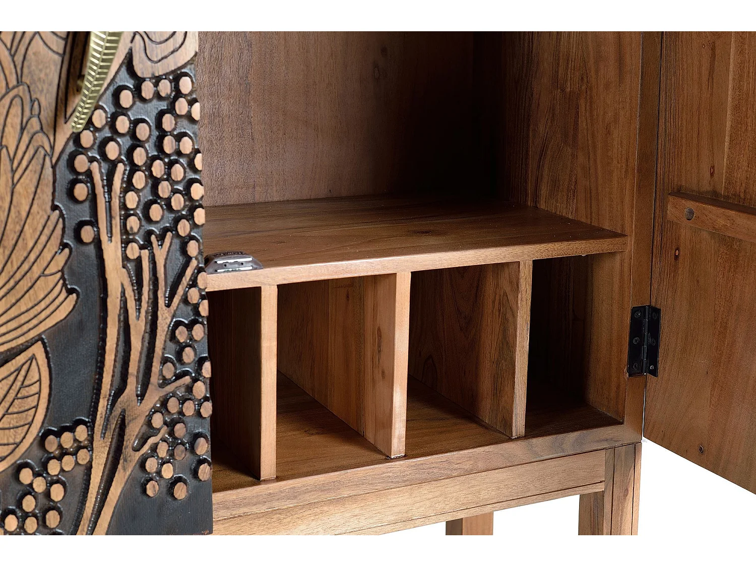 Armoire à bouteilles en bois d'acacia sculptée a main