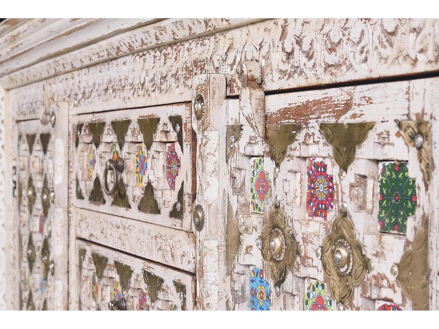 Sideboard aus Mangoholz mit Keramikdetails