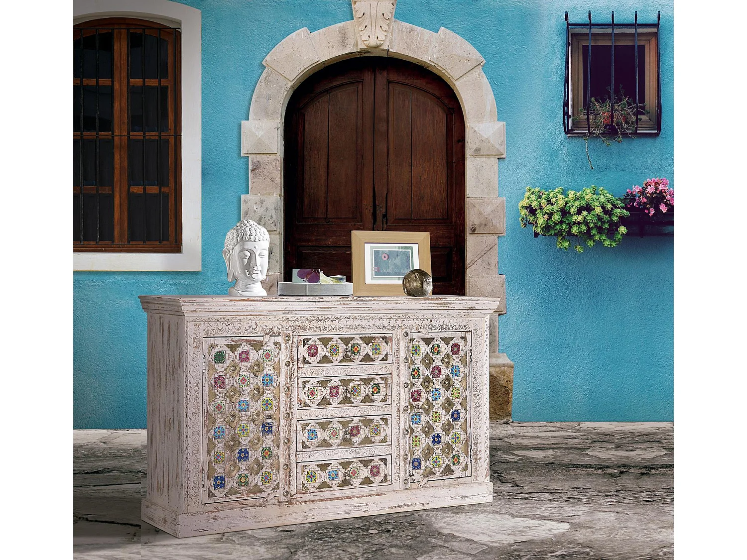 Sideboard aus Mangoholz mit Keramikdetails