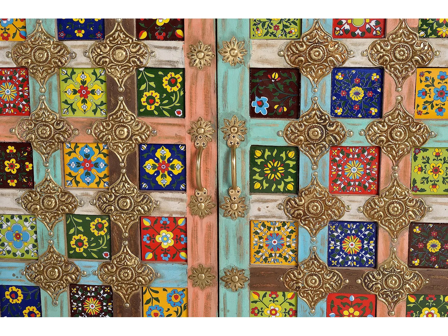 Aparador multicolor con detalles en bronce  90x180x40