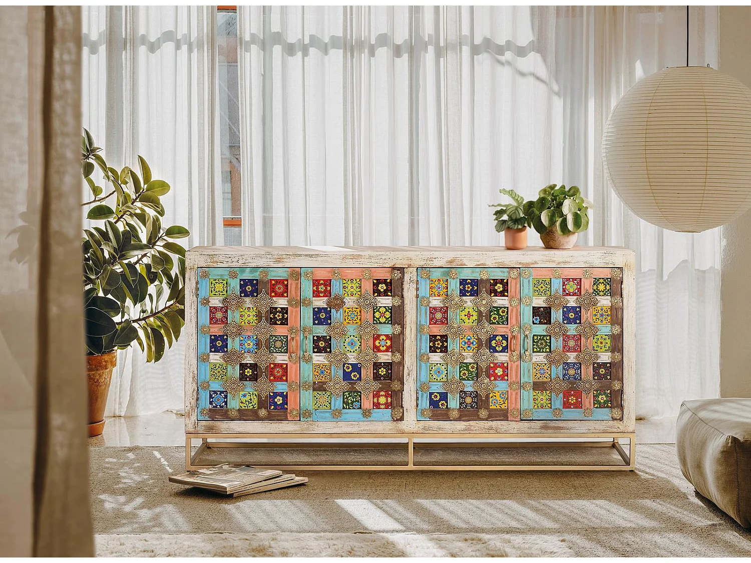 Aparador multicolor con detalles en bronce  90x180x40