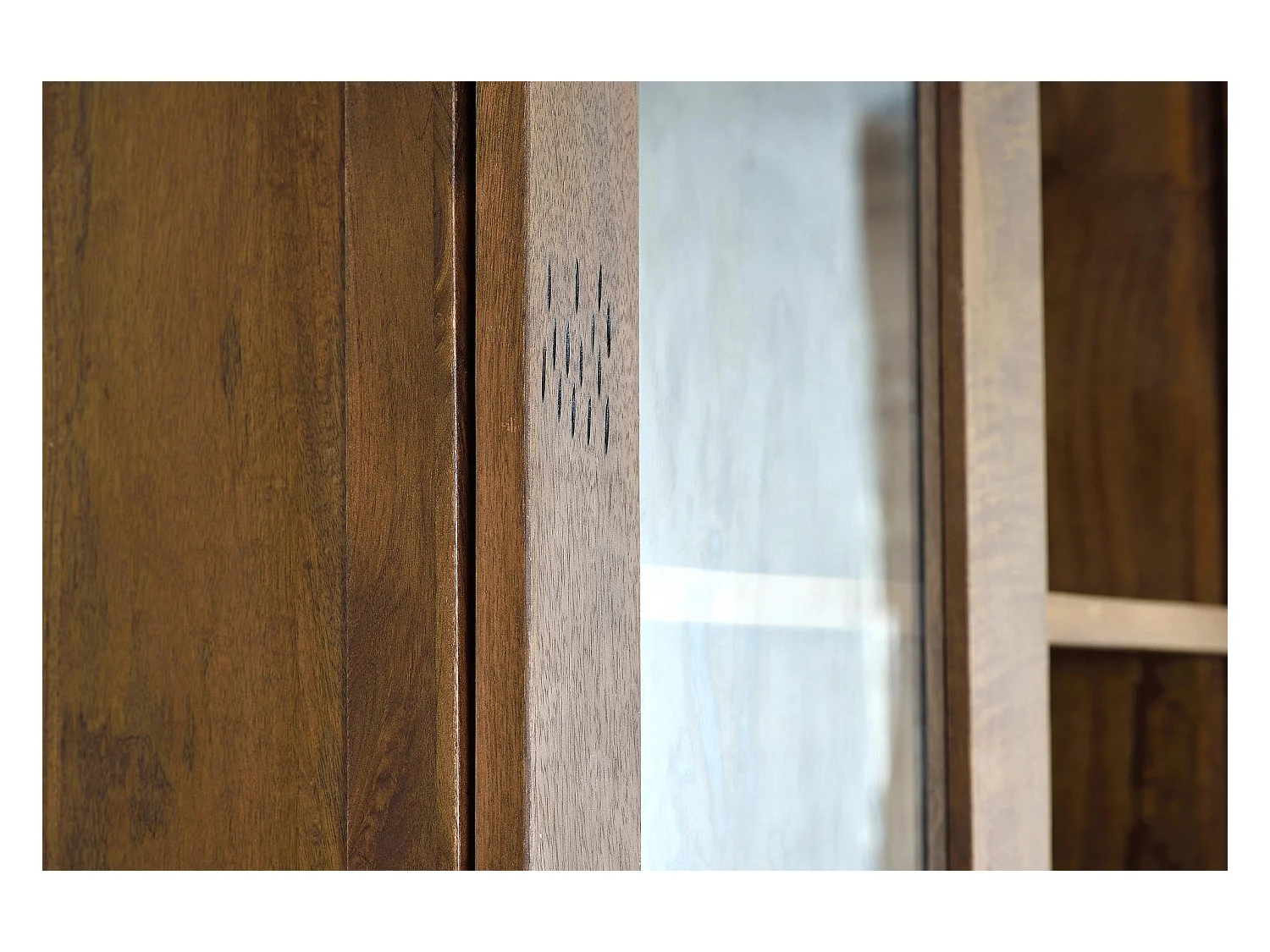 Szafa z drewna mango i metalu