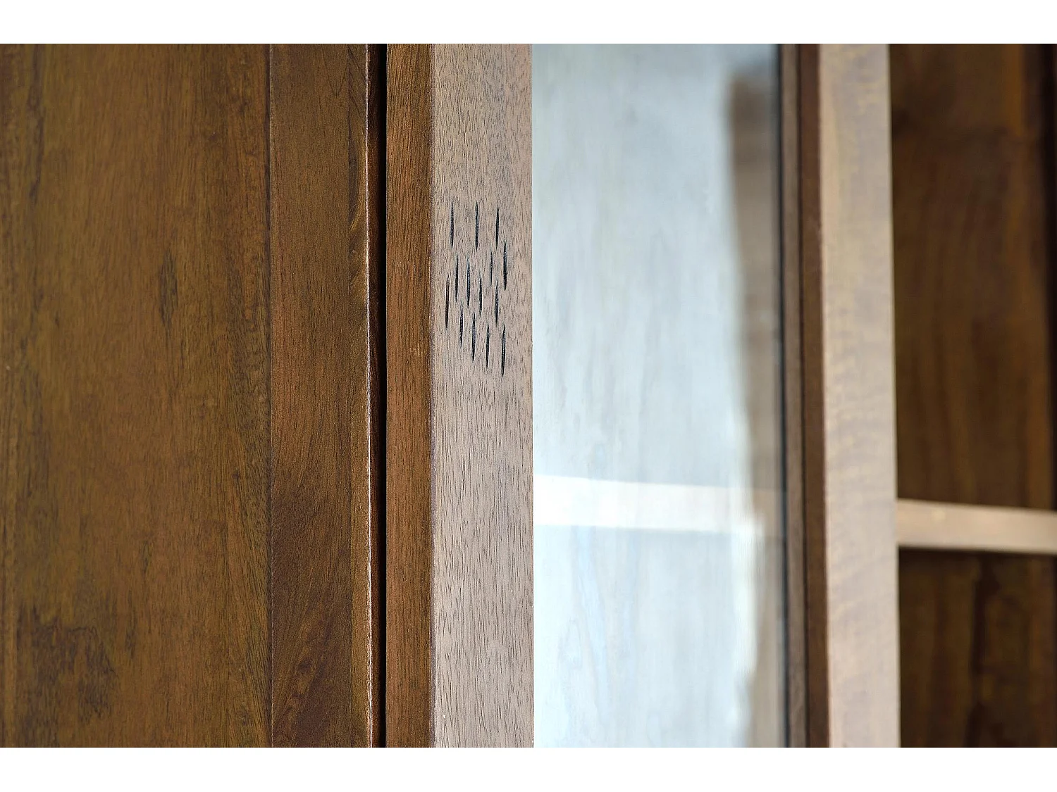 Kleiderschrank aus Mangoholz und Metall