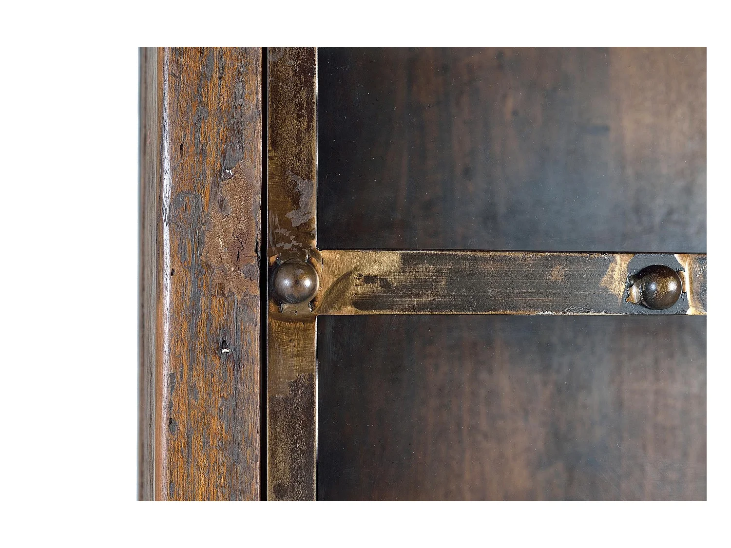 Witryna z dwoma drzwiami wykonana z drewna pochodzącego z recyklingu