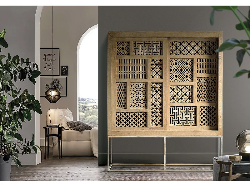 Witryna z drewna tekowego i metalowymi nogami w kolorze naturalnym