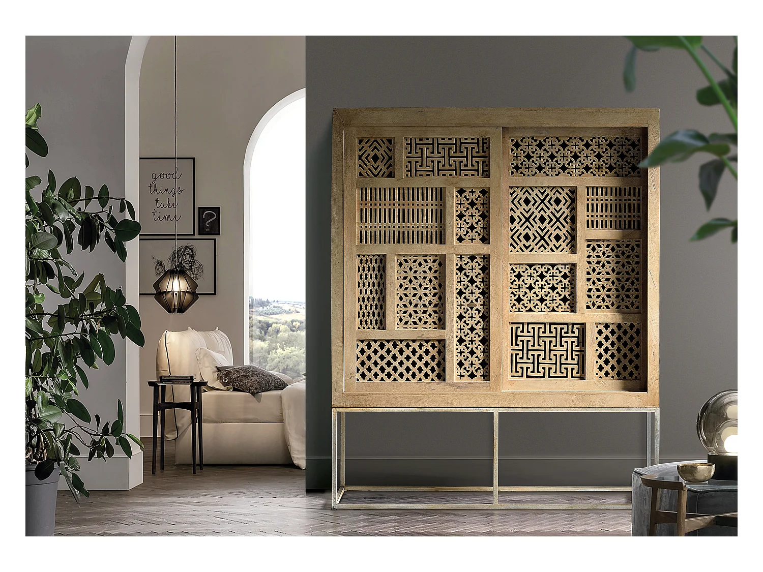 Witryna z drewna tekowego i metalowymi nogami w kolorze naturalnym