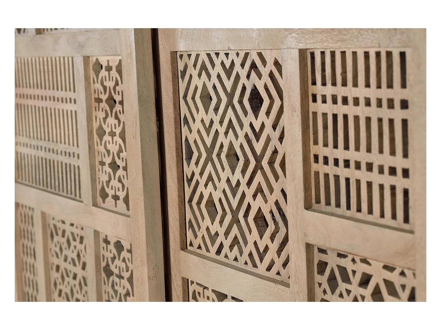 Witryna z drewna tekowego i metalowymi nogami w kolorze naturalnym