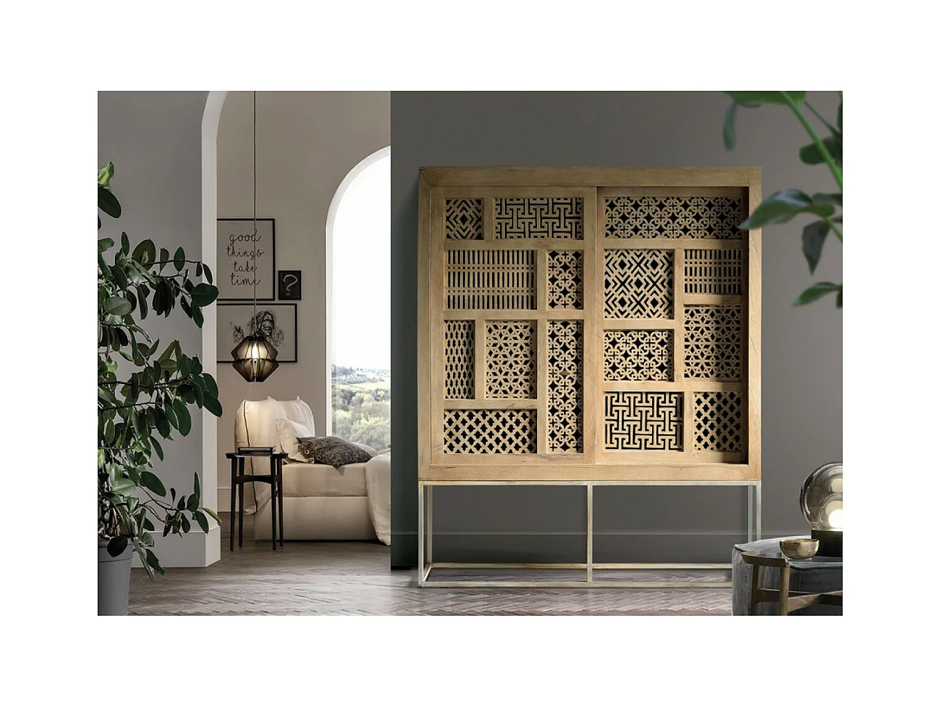 Witryna z drewna tekowego i metalowymi nogami w kolorze naturalnym